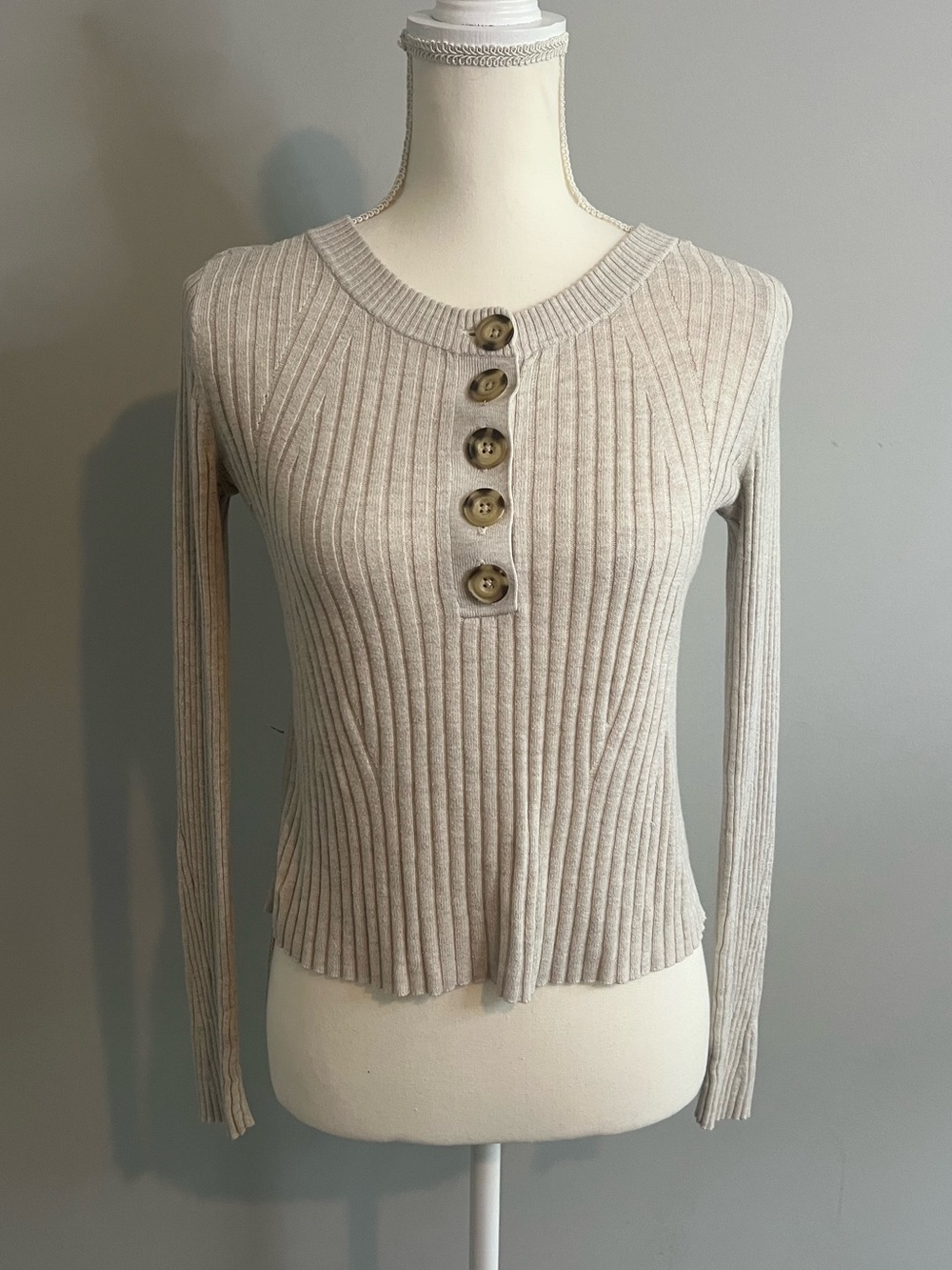 American Eagle Outfitters Ribbed Henley Sweater in Light Beige